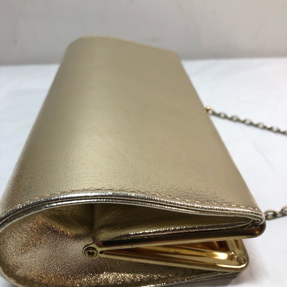 Vintage Metallic Gold Bag, with chain, small inside pocket, nice jewelry closure - Picture 5 of 12